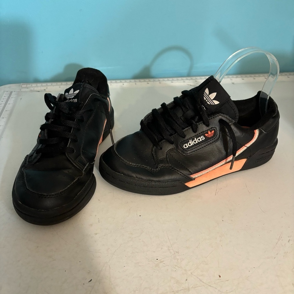 Adidas continental 80 black big girls shoes in size 4